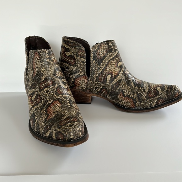 Roper Women’s Ava Faux Snake Snip Toe Ankle Boot - Picture 2 of 16